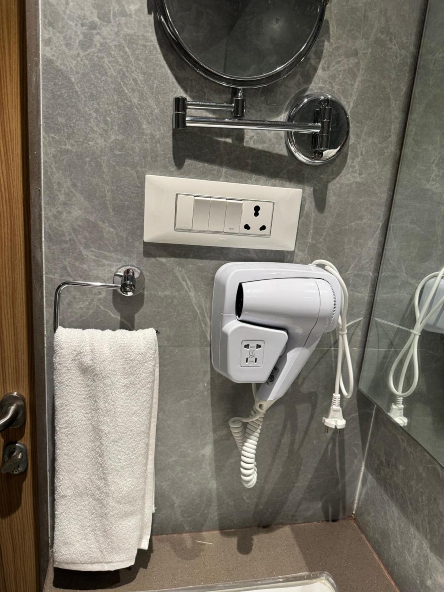 House Mindspace Malad Hotel 4*