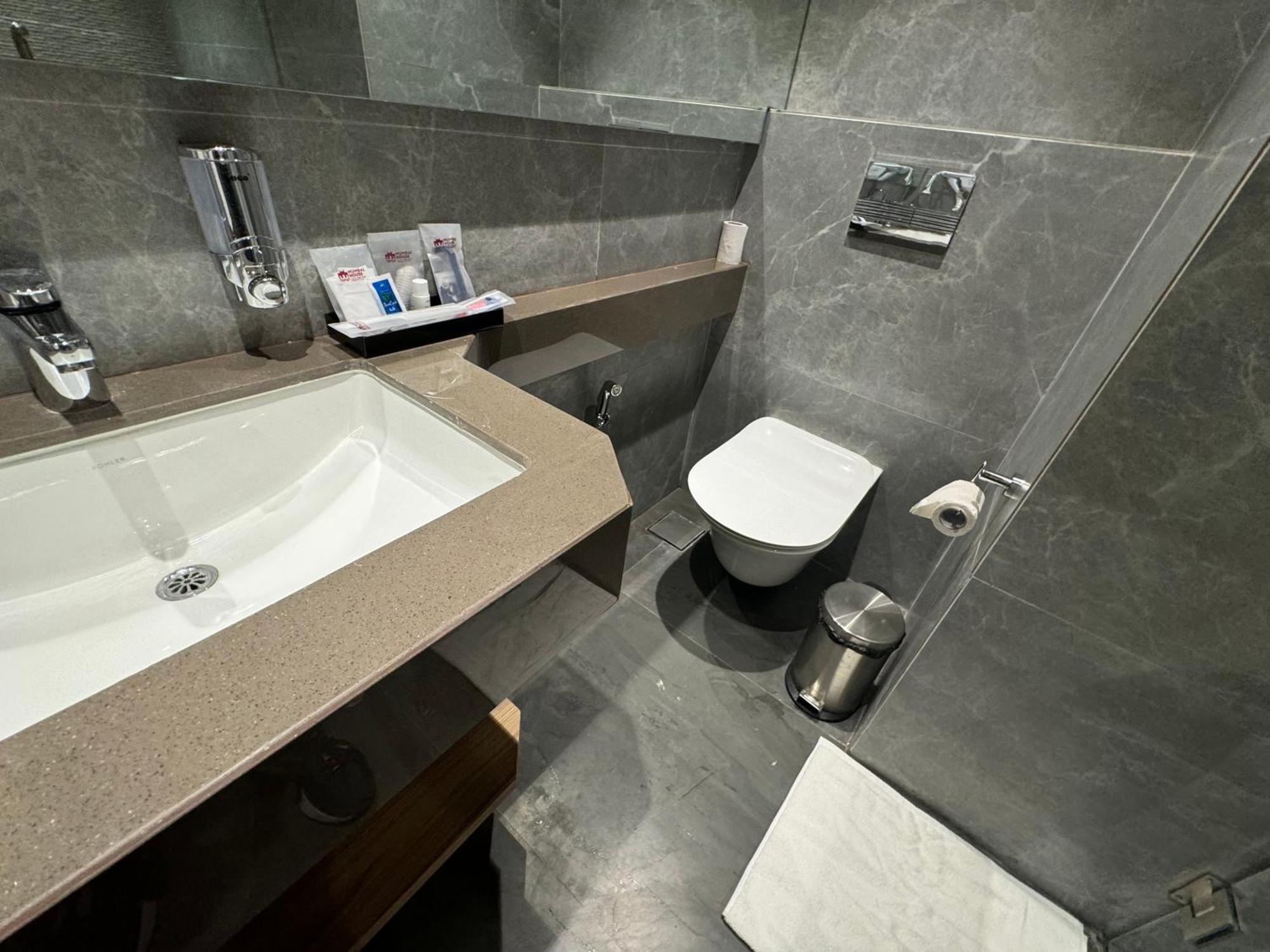 House Mindspace Malad 4*