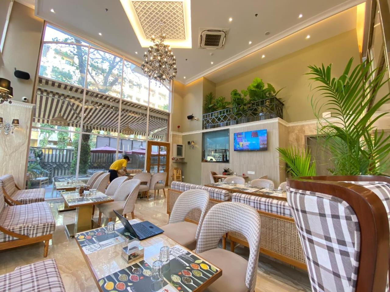 Hotel House Mindspace Malad Bombaj